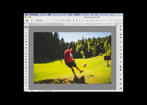 サッカーボールをける瞬間の画像の、ボールだけに変形をくわえた場合の動画