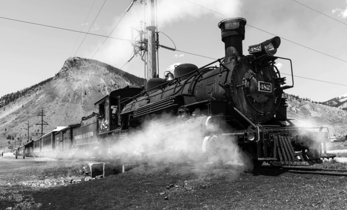 蒸気機関車から出る煙の画像